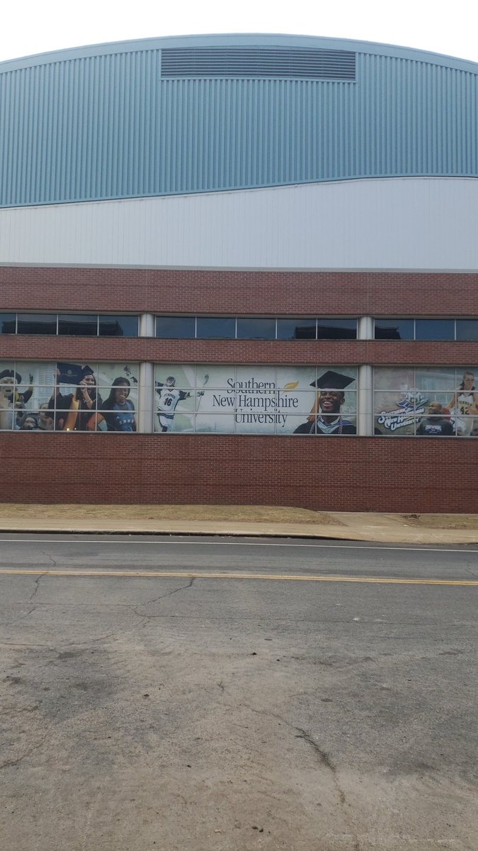 wafflesniff's tweet photo. Working right next to the SNHU Arena and the temptation to just walk down the bars on elm street is overbearing https://t.co/Jiw22iF5ZG
