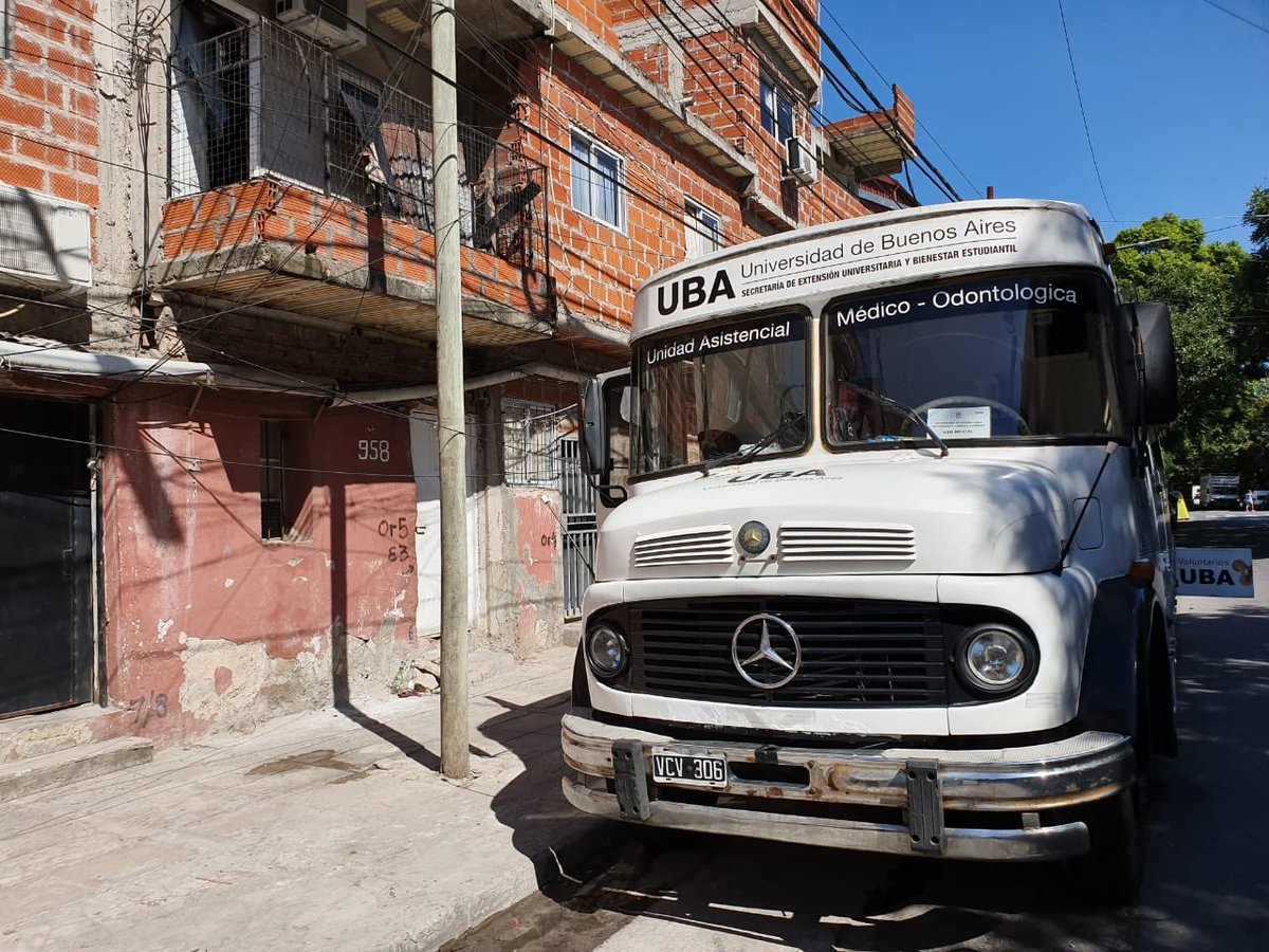 Florentina_ucr's tweet photo. Ya estamos en Barrio Fraga junto con @ubaenaccion, llevando a cabo el voluntariado social que consiste en brindar servicio odontologico gratuito a personas con bajos recursos. #Voluntariado #VoluntariadoUBA #Odonto #UCR #comuna15 #canterapopular #sumate #correlavoz https://t.co/FDiY61Qwtn