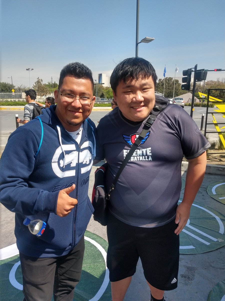 _GuillePeralta's tweet photo. Con el campeón de la #BattleTowerMty🏆🏆🏆 @PoGoKieng ganó kieng ganó kieng ganó!!!! Crack! https://t.co/EDdNnzaw79