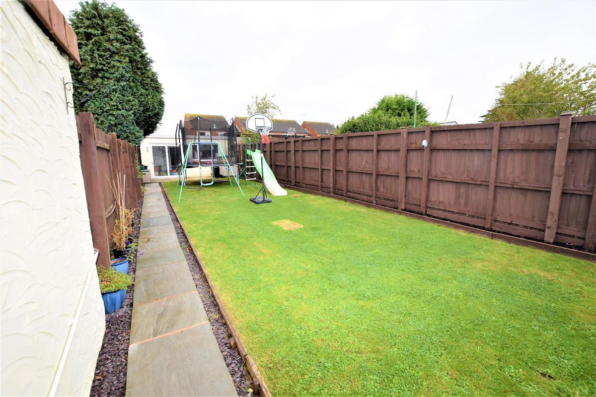 *** VIEWING RECOMMENDED *** 

£269,950 

Viewing is highly recommended on this well presented, spacious, five bedroom traditional property in the sought after West End of Barry. Local schools, shops, parks, beaches and bus links are all close by. 

ninaestateagents.co.uk/property/jenne…