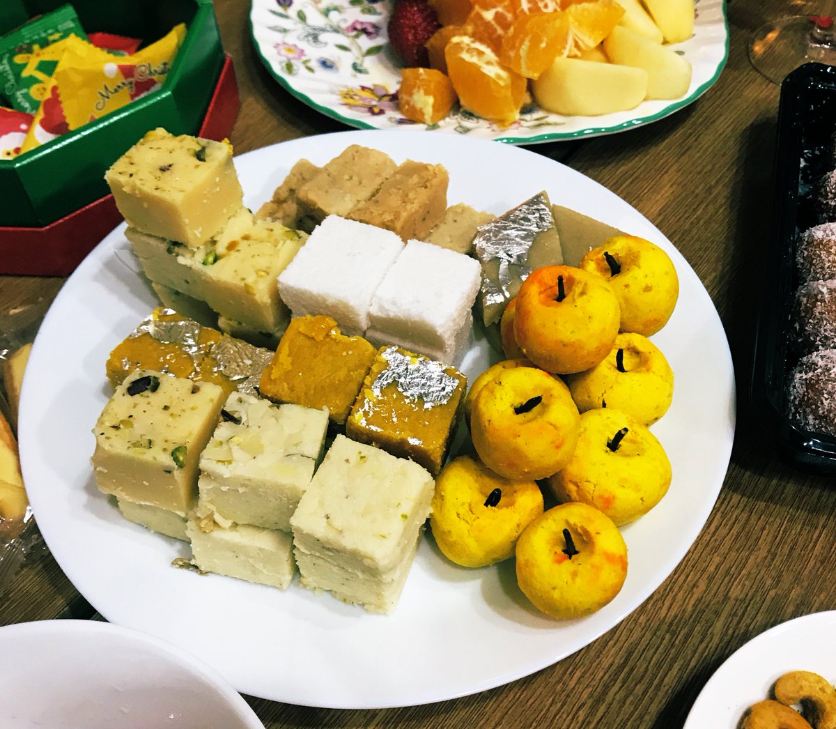インド神話の天竺奇譚 みんな大好きインドの甘いお菓子バルフィも 蘇と同じ作り方なので 牛乳と砂糖と時間がある人は試してみてね おいしいぞ 牛乳と砂糖を延々と煮詰めて固めて完成 インド風にするなら牛乳をカルダモンで香り付けしてカシューナッツ インド神話の天竺奇譚 みんな大好きインドの甘いお菓子バルフィも 蘇と同じ作り方なので 牛乳と砂糖と時間がある人は試してみてね おいしいぞ 牛乳と砂糖を延々と煮詰めて固めて完成 インド風にするなら牛乳をカルダモンで香り付けしてカシューナッツ