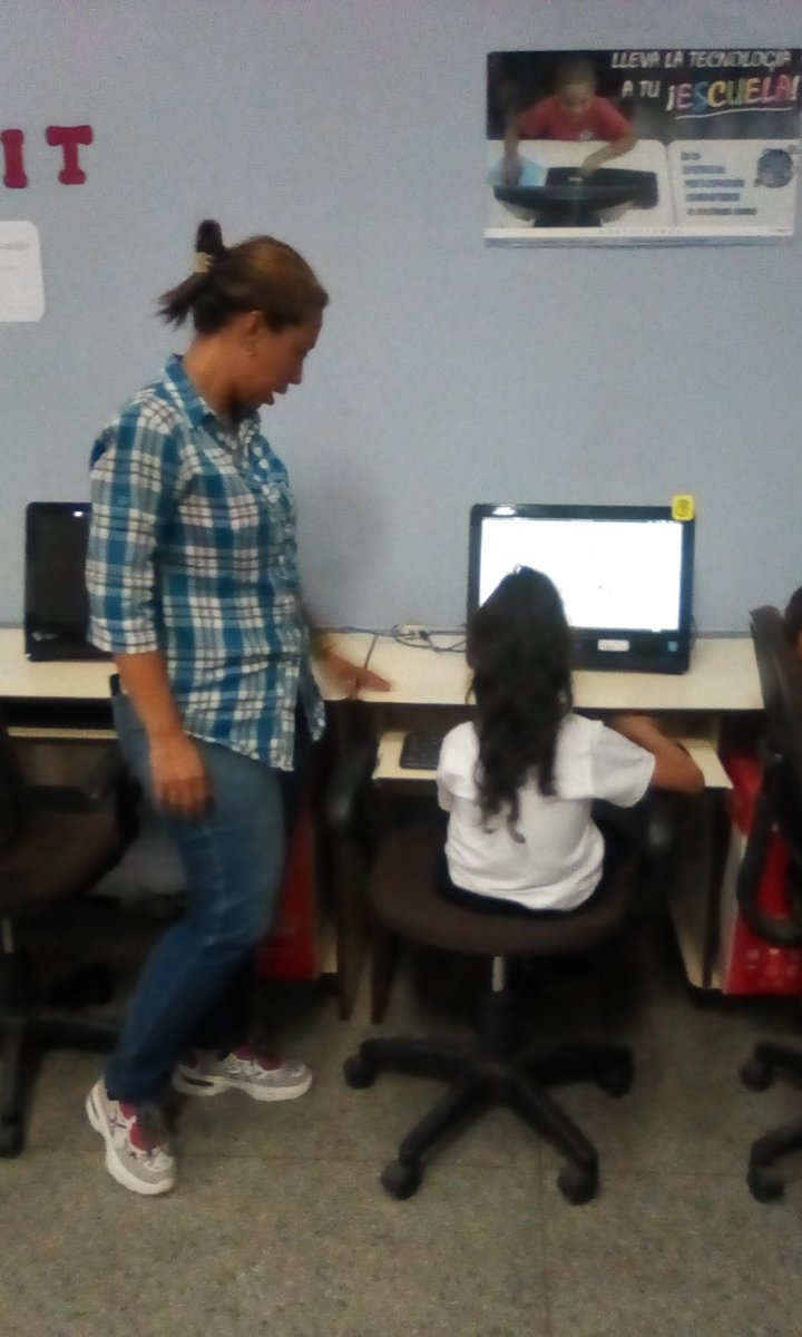 cbitluisramon's tweet photo. La docente: Carolina Benites, de la U.E.N.B. Felipe Guevara Rojas y sus estudiantes de 2do grado B, desarrollan de una manera divertida, la actividad: Las vocales  @vane_prieto @PedroGordon_21 https://t.co/Ksq0aF0ISS