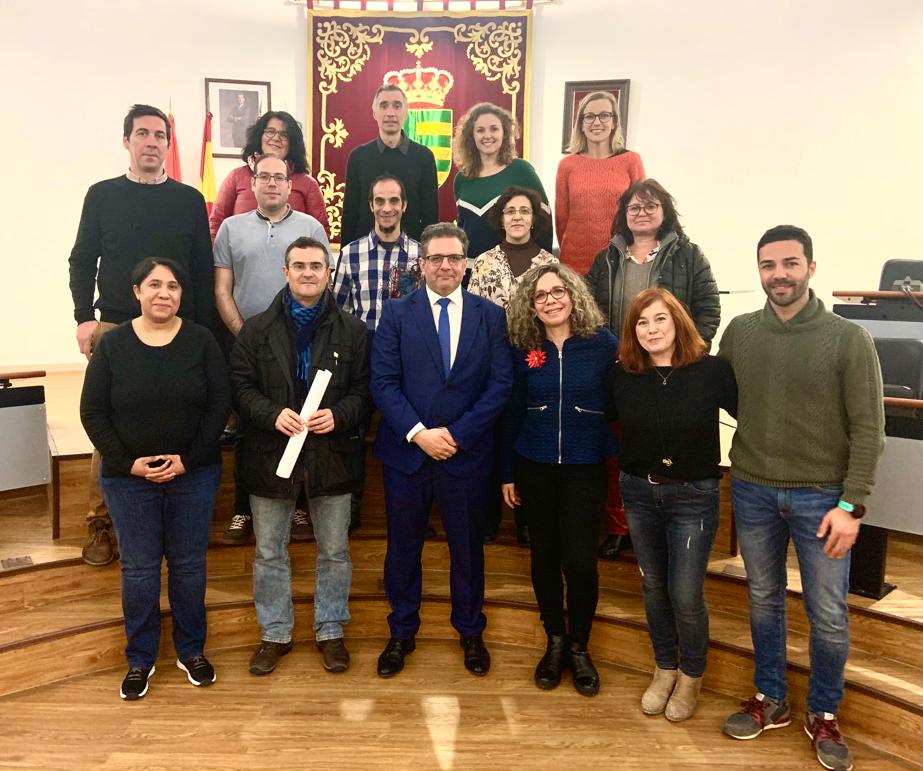 ieslasamericas's tweet photo. Profesorado parisino del programa Erasmus + de visita al IES Las Américas, recibidos por el Sr. Alcalde D. Ramón Jurado https://t.co/8lyN8rf0Gv