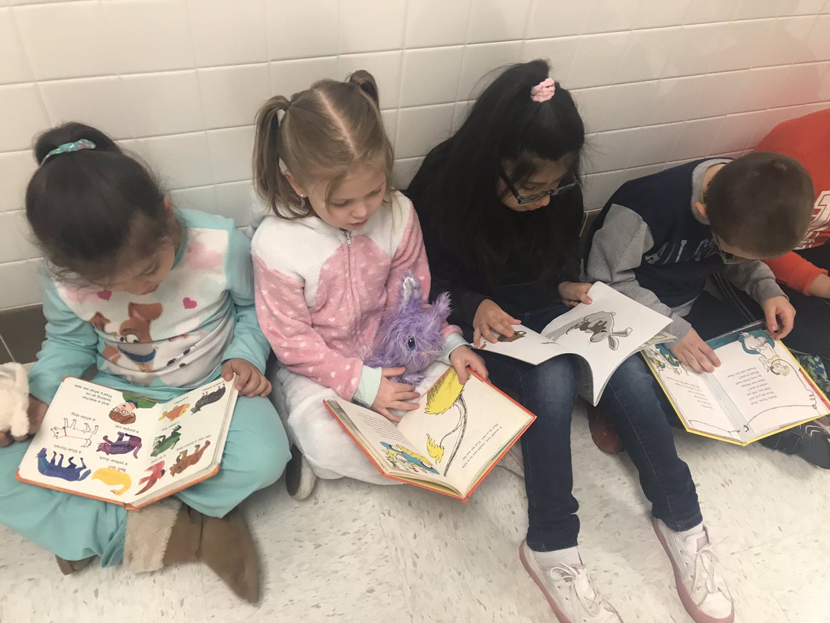 MrsMorell_E's tweet photo. Read Across America! Our firsties are growing into such great readers! ❤️❤️ Shine on! @FDEStars https://t.co/PHTnWBLDz5