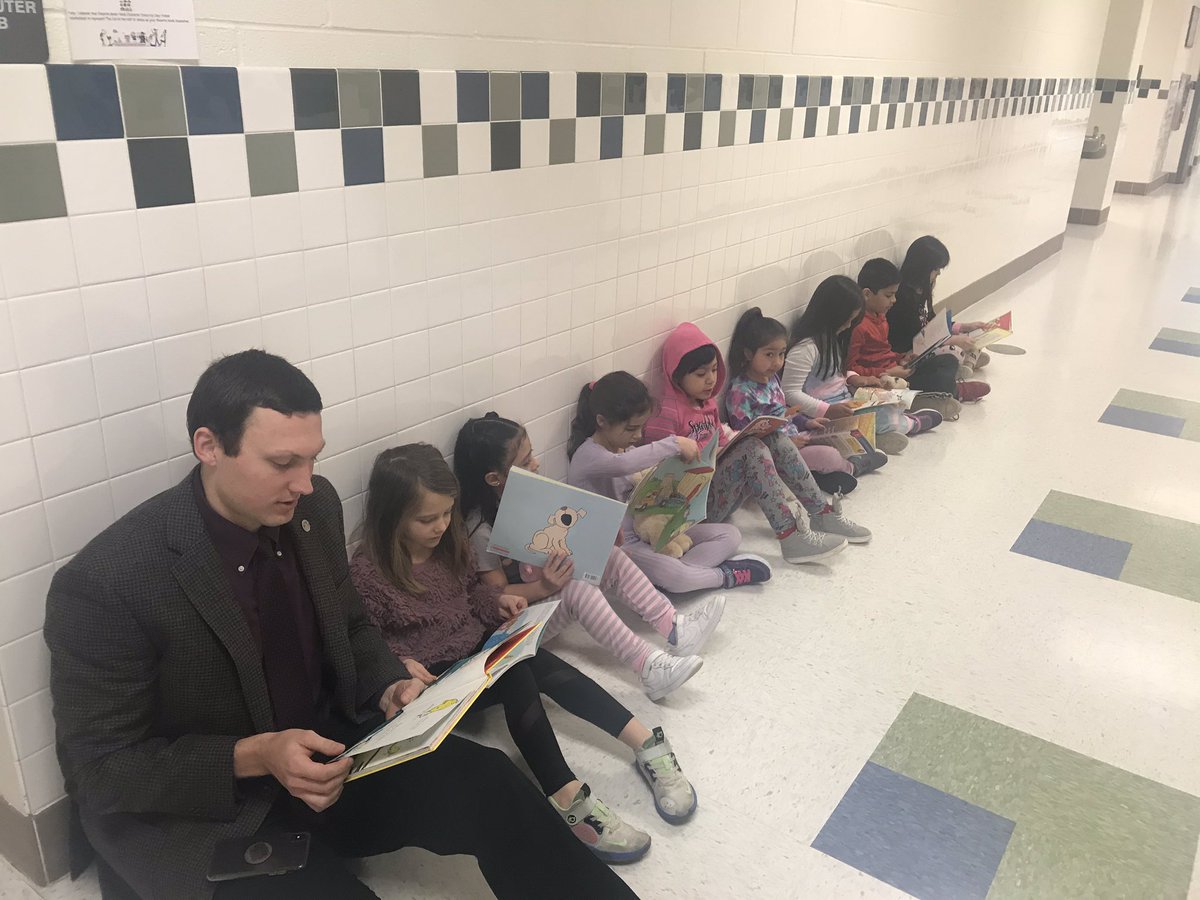MrsMorell_E's tweet photo. Read Across America! Our firsties are growing into such great readers! ❤️❤️ Shine on! @FDEStars https://t.co/PHTnWBLDz5