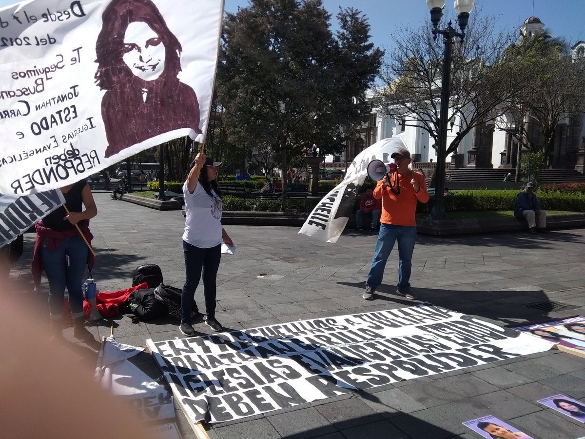 inredh1's tweet photo. Como todos los martes, la madre de #JulianaCampoverde, @Elizabe34021273, se ha plantado junto con familiares de otras personas desaparecidas frente al Palacio de Carondelet para exigir justicia y verdad en sus casos.
#ContigoJuly #JusticiaParaJuliana https://t.co/HfVYwo0pmq