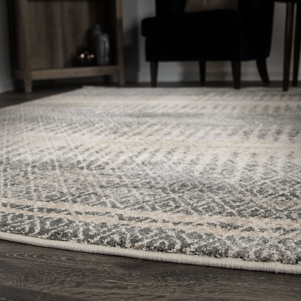 Make sure your rug pad is smaller than your area rug to ensure that the corners and edges rest flat to reduce the risk of tripping and falling. 

Want more #tips? Check out our interview with designer Robyn Branch 👉 ow.ly/20FC50x1Fjq