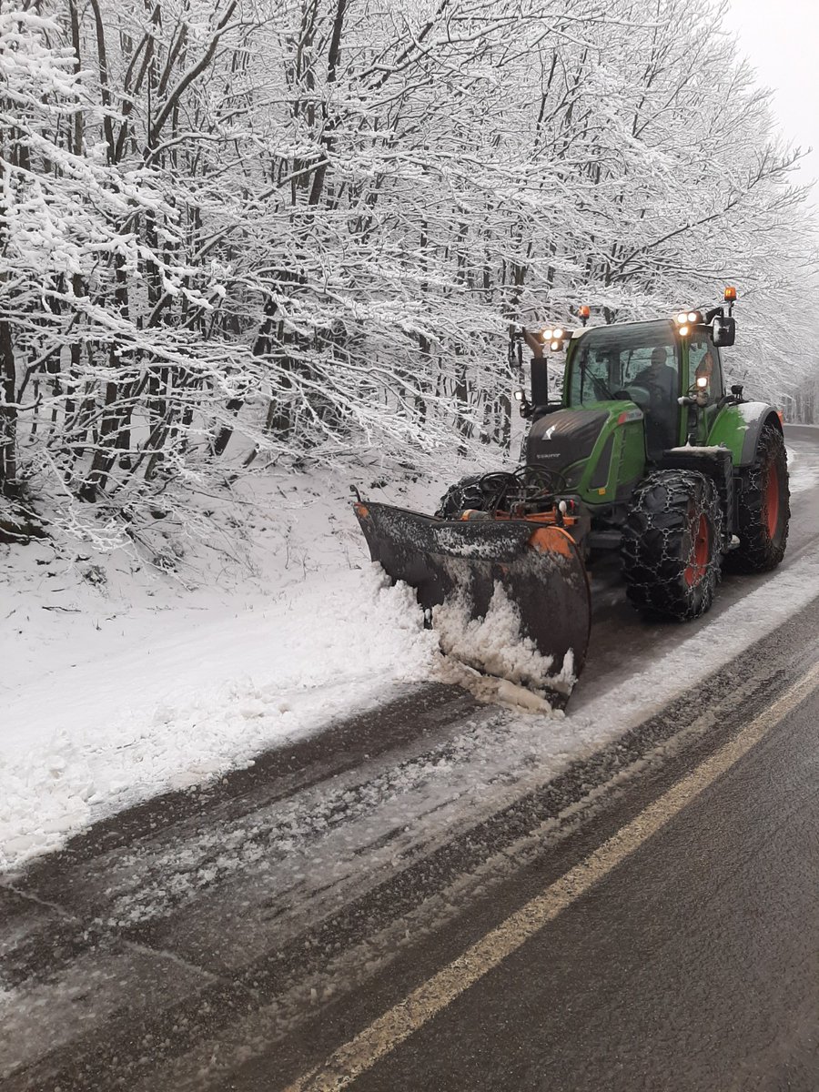 provinciamodena's tweet photo. ❄️NEVE!!!
I mezzi spartineve della Provincia sono usciti stamattina lungo le strade provinciali della zona di #Frassinoro, a #Piandelagotti e fino al passo delle Radici. caduti finora 10cm di #neve. @gazzettamodena @Carlino_Modena @trc_tv @PLdelFrignano @TvQui @ModenaToday https://t.co/kXkHUjx08q