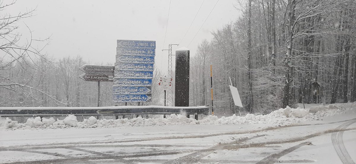 provinciamodena's tweet photo. ❄️NEVE!!!
I mezzi spartineve della Provincia sono usciti stamattina lungo le strade provinciali della zona di #Frassinoro, a #Piandelagotti e fino al passo delle Radici. caduti finora 10cm di #neve. @gazzettamodena @Carlino_Modena @trc_tv @PLdelFrignano @TvQui @ModenaToday https://t.co/kXkHUjx08q