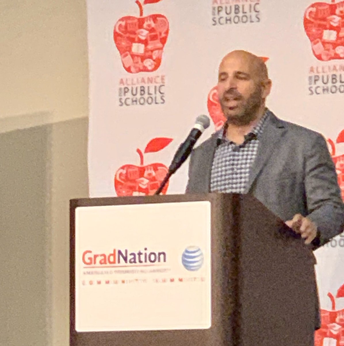 HCPSCommunity's tweet photo. @HillsboroughSch @my_pcs students attend @All4Schools #GradNation where the community embraces student leaders-Speaker @adampisoni speaks to finding your PASSION, FAIL forward, problem SOLVE, &amp; HELP others.- to close 📉 achievement gaps &amp; improve 📈grad-rates. https://t.co/dl37XjAgCc