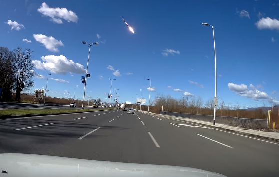 LifeUfos's tweet photo. @UFOS_News 
Large fireball explosion over Slovenia and Croatia, Feb 28th
https://t.co/n7s1VBISs0 https://t.co/0Sd0VVFJHG