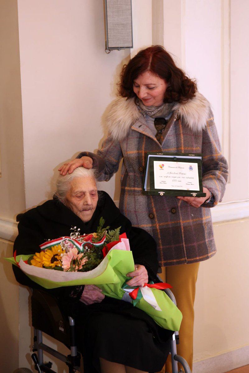 ReteAlla's tweet photo. Auguri a nonna Nicolina e complimenti all'Assessore alla Gentilezza Anna Pullano di Pentone CZ per aver condiviso il suo buon esempio di gentilezza.  👍👍💜💜😃😃

#gentilezza #pentone #100anni #auguri

https://t.co/t3OtO59l1o https://t.co/mZfDA3nGNO