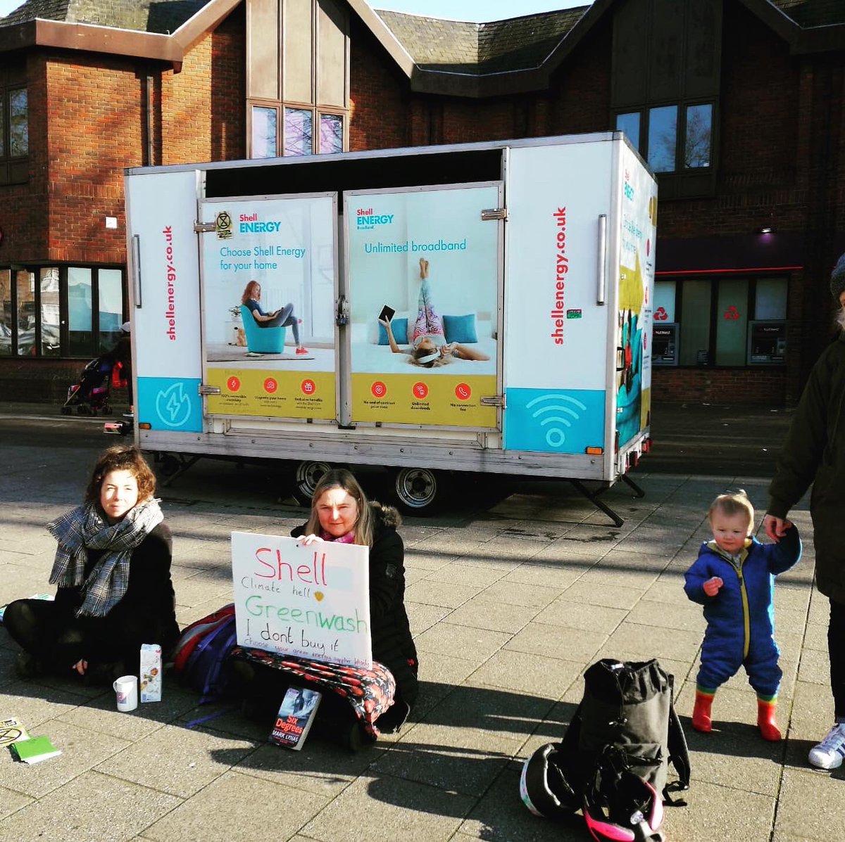 AmlaniA's tweet image. So upset learn of a @wfcouncil permit which dupes my friends and neighbours into thinking they’d benefit the environment by switching supplier to @ShellEnergyHome 👎They have now moved to @MallWalthamstow to continue lying, we deserve better #sHellNo