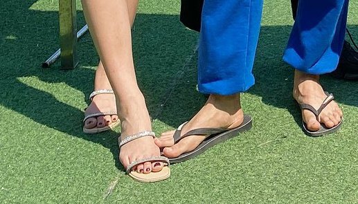 meesg8's tweet photo. We should make a noted for whoever who gonna take a pict with you to make a special space for ur holy legs and it's finger na @Tawan_V #Tawan_V https://t.co/RK9OnItYdP