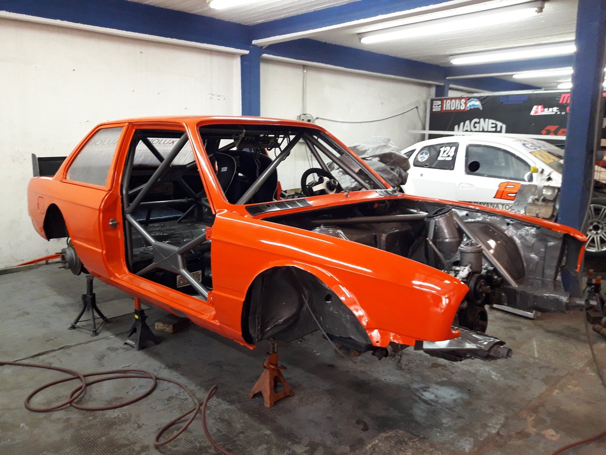 Trabajo en nuestro taller. Este BMW que preparamos para el Club de Automoviles Sport lo correrá Víctor Karakachian