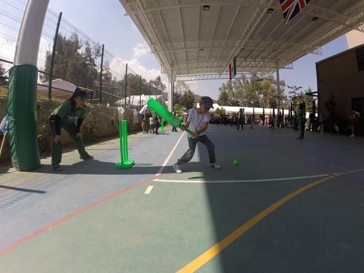 CricketMexico's tweet photo. El sábado 29 de febrero mostramos como se juega el cricket ante mas de 1000 asistentes en el Cultural Carnival del Wingates School en CDMX. ¡Después de la presentación pudimos interactuar con los pequeños interesados y fue increíble la participación de todos! https://t.co/S0FMkSdd09