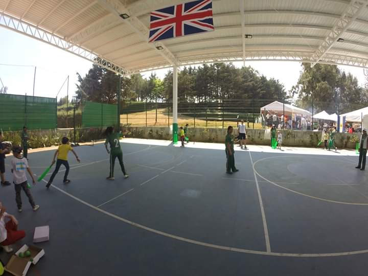 CricketMexico's tweet photo. El sábado 29 de febrero mostramos como se juega el cricket ante mas de 1000 asistentes en el Cultural Carnival del Wingates School en CDMX. ¡Después de la presentación pudimos interactuar con los pequeños interesados y fue increíble la participación de todos! https://t.co/S0FMkSdd09