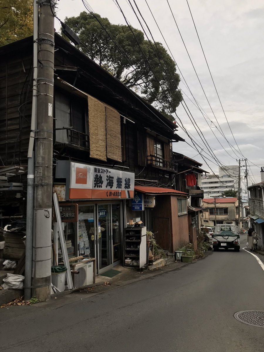 清水 Pa Twitter いちみかには 新婚旅行は熱海 に行ってほしいし 夜にむやみにムーディな砂浜を歩いてほしい 12月の真冬日でもさほど寒くないので熱海はすごい あとどこからでも熱海城が見えますし なんとも言えない死にかけの店舗がそこら中にあってよい Rt