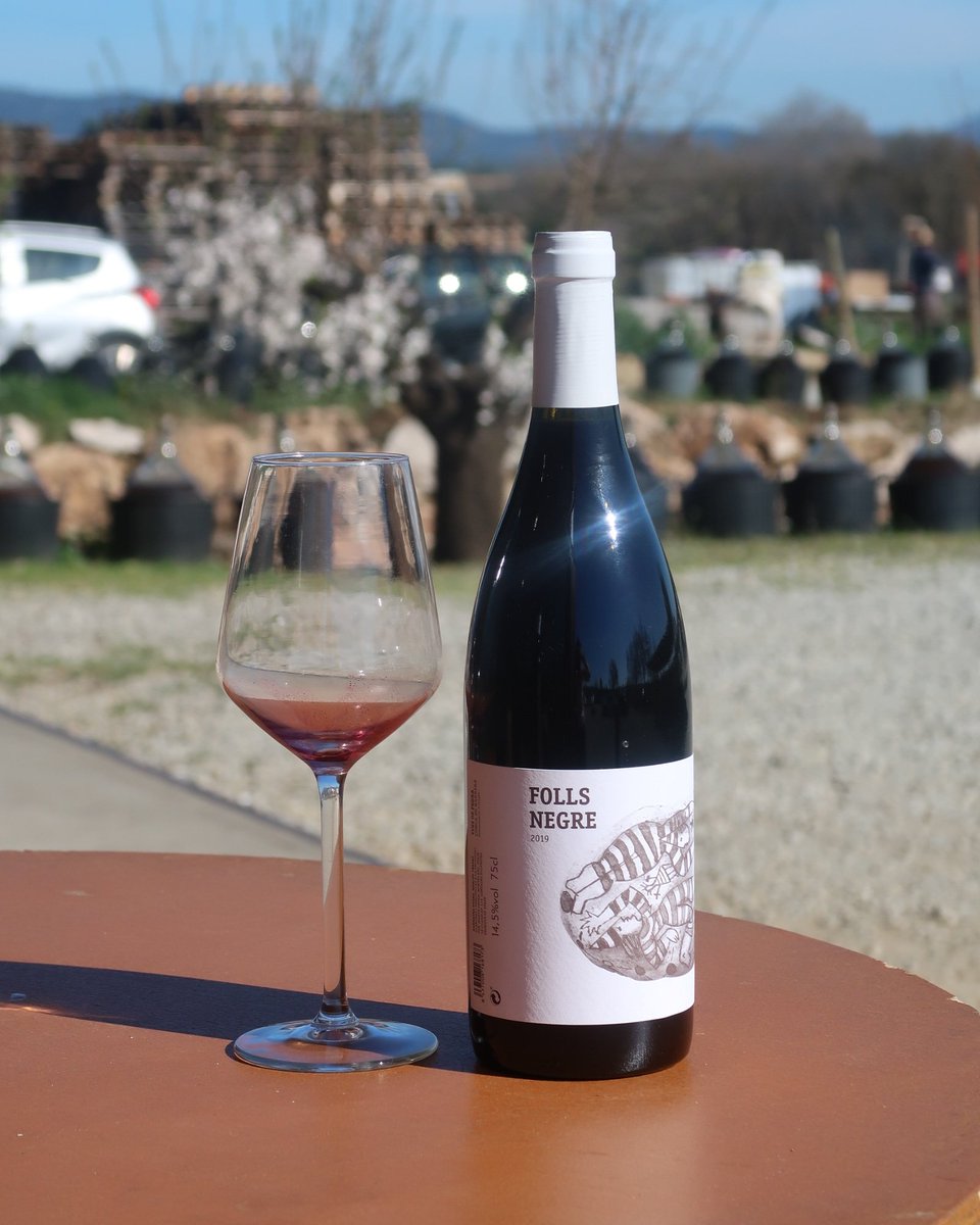 vinsdepedra's tweet photo. 😃Heu vist la nostra nova etiqueta del blanc i el negre de Folls? L'essència continua sent la mateixa però hem decidit que ja era hora que lluïs el seu títol de manera explícita perquè és un orgull ser un #FOLLS o no?😊
#vinsdepedra #montblanc #doconcadebarbera #trepat https://t.co/DM1ftRONtV
