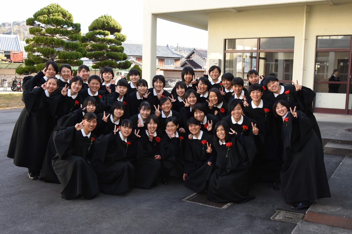 HwvX87's tweet photo. 日ノ本学園卒業🎓

苦しかった事の方が多かった3年間。
意味わかんないくらいぶつかってたくさん壁乗り越えて、個性が強すぎて噛み合わない事の方が多かったかもしれないけど、みんながいたから乗り越えられた。
17人のこの学年で本当によかった。　

最高の仲間に出会えたことに感謝。

大好きです。 https://t.co/zTIqgpf2GM