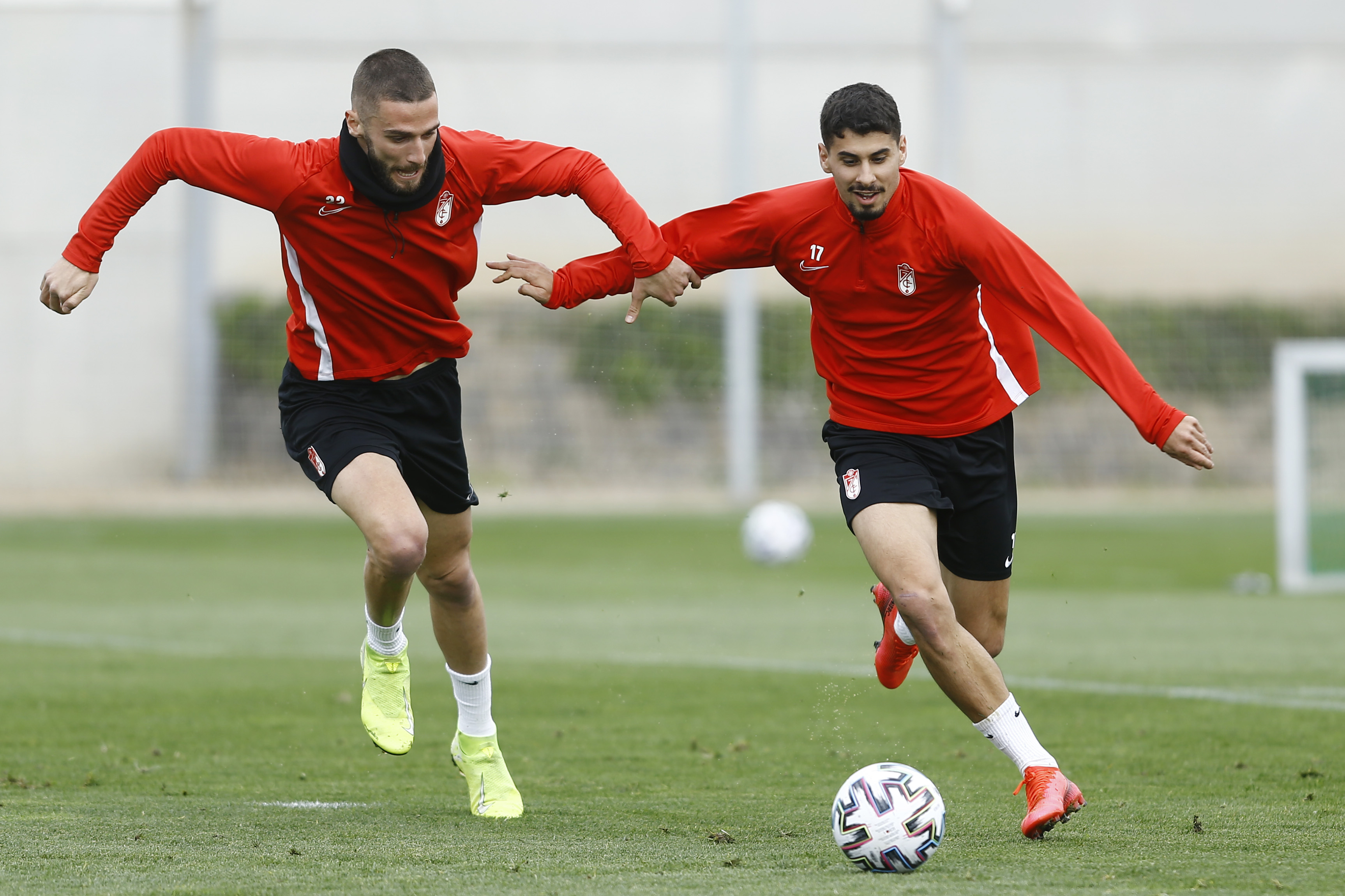 Los jugadores del Granada, en la sesión de este martes (Foto: GCF).