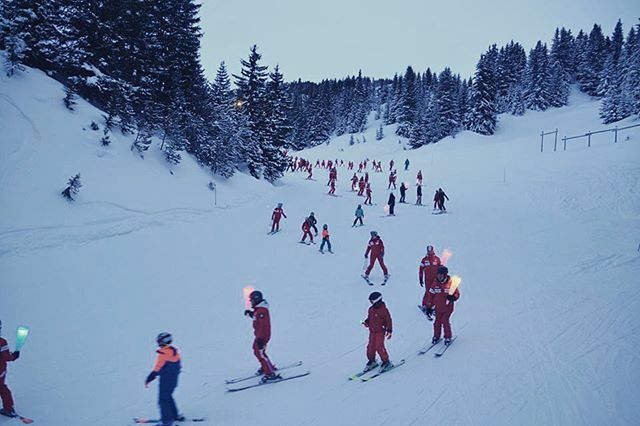 esf1650's tweet photo. Descente aux flambeaux XXL ! 🔥

Aujourd'hui, avec nos moniteurs de l'ESF Courchevel 1650 vivez une expérience unique en montagne à la lumière des flambeaux.

Pour les petits et les grands Accessible à partir de la préparation 2ème ⭐️ RDV à 18h15 au d… https://t.co/7mUpE0I7LJ https://t.co/BF5Ngd7PIx