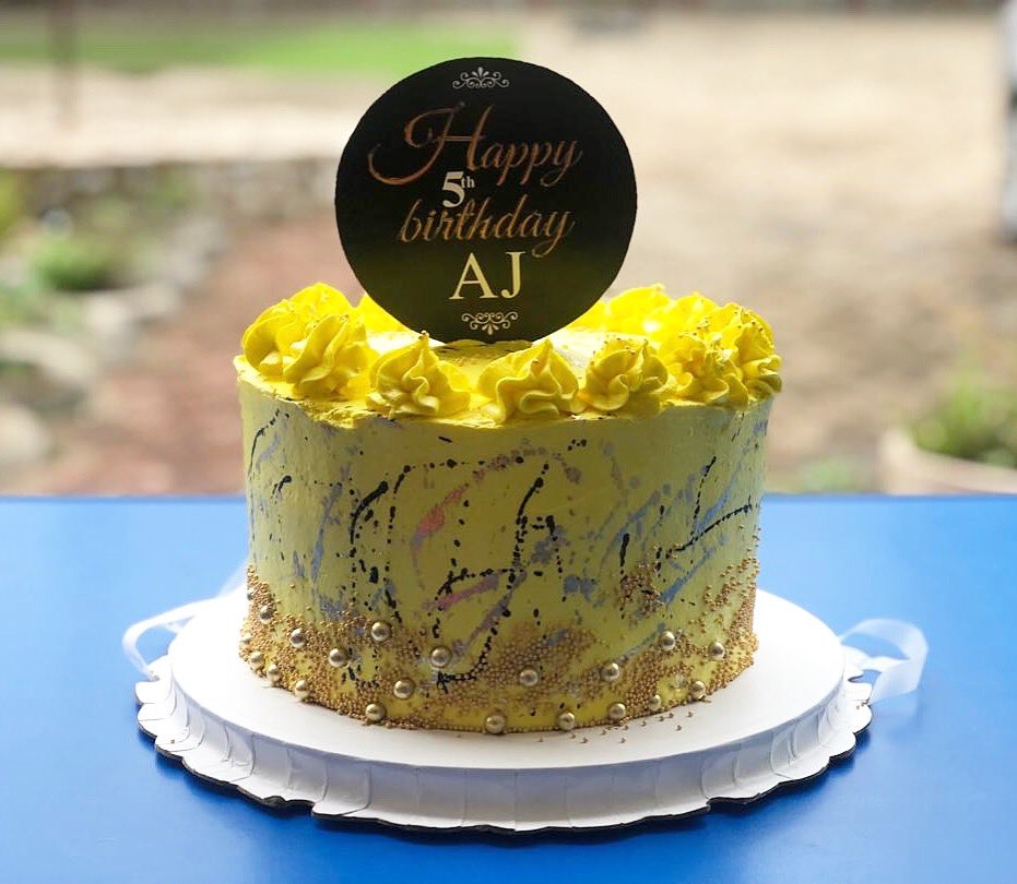 aeprilevents's tweet photo. 🖤💛A cake fit for a princess 😍yummy and moist vanilla cream cake #kidscakes #cakesinghana #cakesintema #twittercakes #temabaker #yummycakes #creamcakes kindly contact us for your cakes @aeprilevents call/WhatsApp 0240609736💕 https://t.co/YFIEErjOQ3