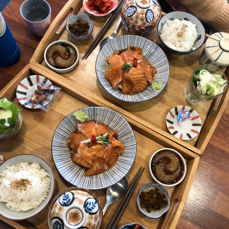 Hwangjelly_89's tweet photo. 홍대 모미모미

일본 가정식집이야 연어말고도 새우장이나 스테이크, 민물장어까지 정갈한 일본 가정식이 먹고싶다면 여기 추천! (밥도 더 달라고 하면 주셔ㅎ_ㅎ) 사진은 연어장정식💗
#황제님을위한메뉴판 https://t.co/pe5lP0PdAE