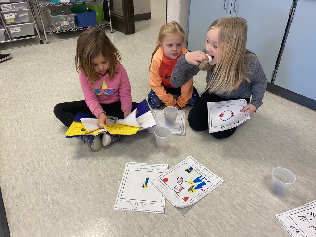 JenOHare2's tweet photo. KA and 1A celebrated the end of their informative writing units by sharing their Teaching books and How To books with each other! ✏️ 🍩 #spartanshare @LucyCalkins https://t.co/nbXVhBE0Li