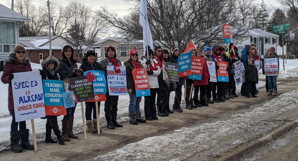 LianaHolm's tweet photo. 100% of the public who drove by the Little Current school picket today support public education. Thanks @manitouapril for organizing!! #ETFOStrong https://t.co/Ps1Mc69u9v