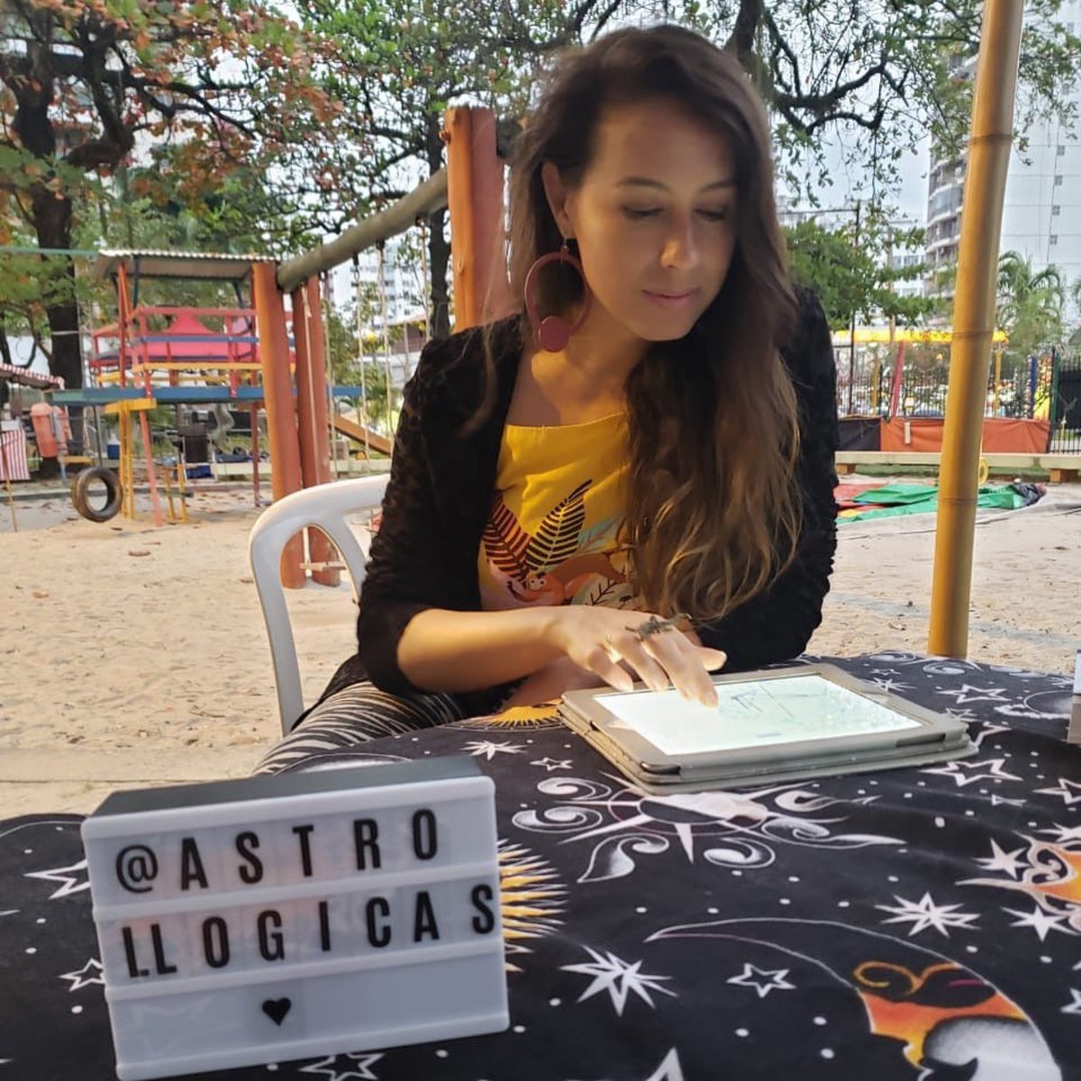 LicaTito's tweet photo. Confesso que entre tanto glitter e purpurina, o brilho dos astros não saiu da minha atenção, nem por um dia..
Agora que vamos (re)começar o ano, vou reabrir minha agenda de leitura de mapas, quem se interessar, pode mandar um direct. ;)

#astrology #astros https://t.co/6hzvHtmbfN
