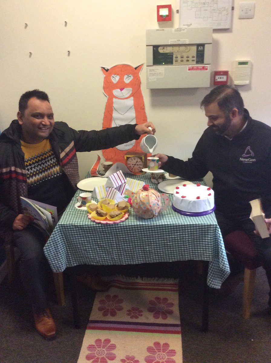Some of our parents having tea with our tiger this afternoon! 🤩@Inmatlamport <a href="/pixlclub/">Pixel Club</a> #WorldBookDay2020