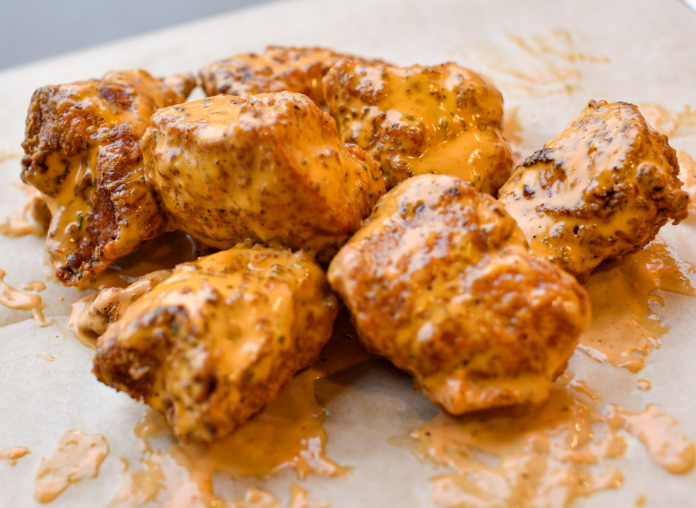 ClutchWings's tweet photo. Who's ready for boneless Tuesday? 6 for $5, 12 for $9.50, &amp; 18 for $14! Come &amp; get 'em 😋

*FOLLOW &amp; RT FOR A CHANCE TO WIN A $15 GIFT CARD* https://t.co/pzOzNOg78o