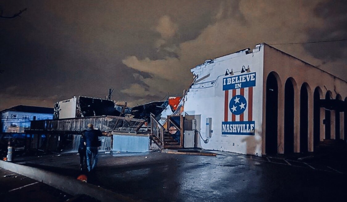 bach_chat's tweet image. Please everyone keep Music City in your thoughts, prayers, and hearts. We were hit with a horrific tornado last night and has resulted in many lives lost and an unbelievable amount of damage. Through all that, this photo says it all. We believe in Nashville. #prayfornashville