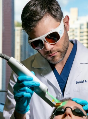 What makes many #millennial MDs unique is that, like the rest of their generation, they love to get personal. Check out Dan Belkin, M.D., as he shares his #skincare routine with Spotlyte! #Fraxel #Thermage 
Read here: bit.ly/2wsB1zu 
#LSSCNY #DrDanBelkin #TheSpotlyte