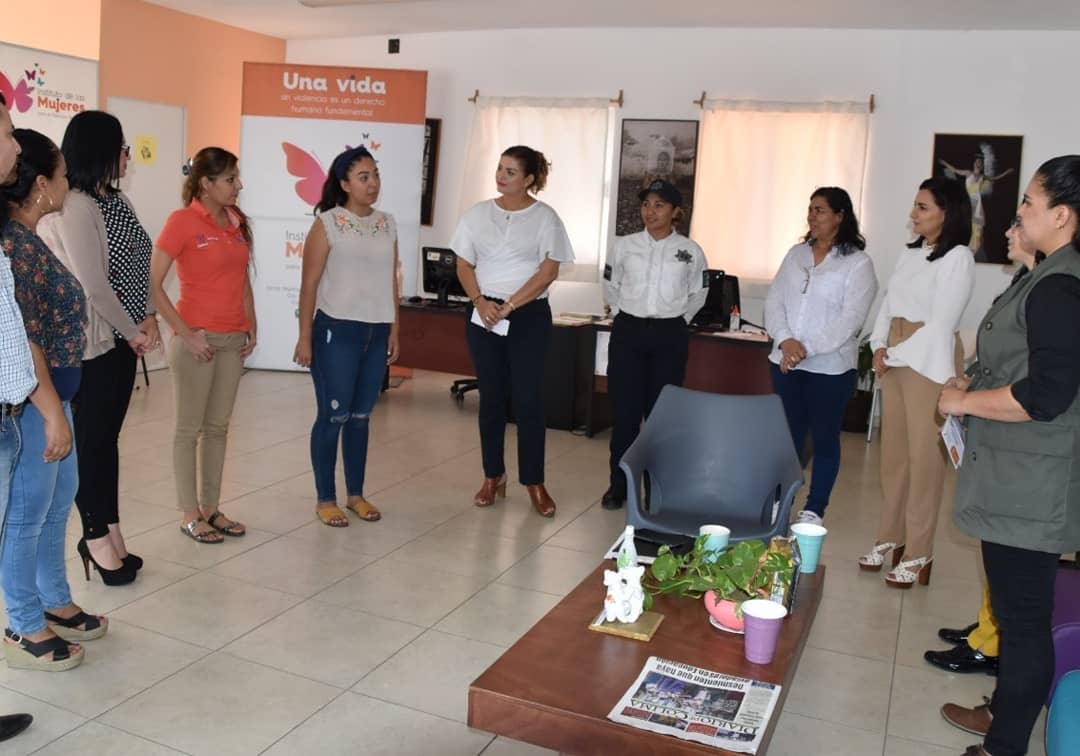 TuAliad's tweet photo. @AraizColima Pdta de #SMDIFCol se reunió con jóvenes mujeres que integran el colectivo EmpoderArte con el objetivo de que conozcan de cerca las acciones que el Mpio de Col que encabeza @leonciomoranL8 está realizando a favor de las mujeres de nuestro municipio #BoletínInformativo https://t.co/fzNJtJBpYS