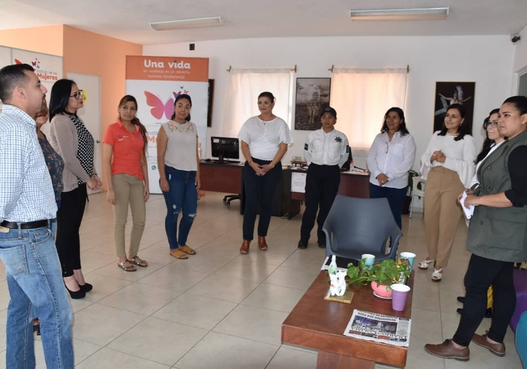 TuAliad's tweet photo. @AraizColima Pdta de #SMDIFCol se reunió con jóvenes mujeres que integran el colectivo EmpoderArte con el objetivo de que conozcan de cerca las acciones que el Mpio de Col que encabeza @leonciomoranL8 está realizando a favor de las mujeres de nuestro municipio #BoletínInformativo https://t.co/fzNJtJBpYS