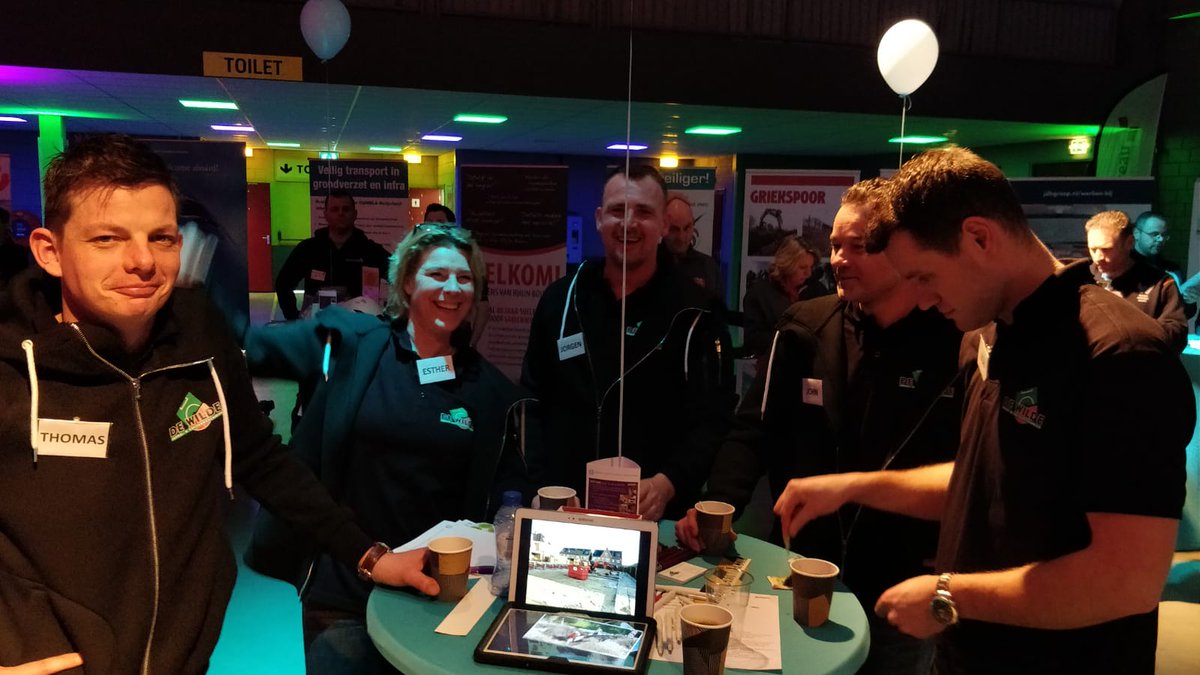 DW_Groep's tweet photo. Team De Wilde paraat voor match met leerlingen. 
@CUMELANederland  @HaarlemmerMOS #onstage
#vmbodoetertoe #Haarlemmermeer  #beroepenfeest https://t.co/ygmAazdWkk