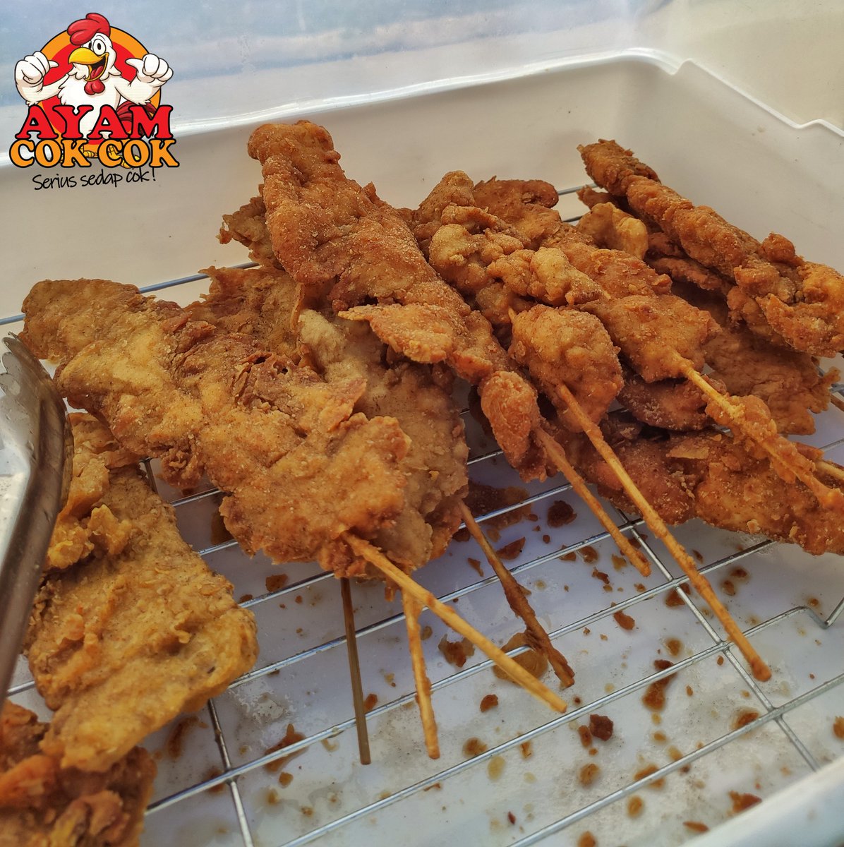 saifulariffin_'s tweet photo. Hi Selamat Malam, ini khas untuk penduduk sekitar Muar. 

Kami ada menjual kudapan: 
Ayam CokCok, Tempe Crispy CokCok, Air Tembikai serta Air Laici. Semua berharga RM 1 sahaja !!

Bertempat di hadapan SMK Tengku Mahkota, waktu operasi: 11.30 pg-5.00 ptg.

Mari Support anak muda. https://t.co/0G5RmKzIoc