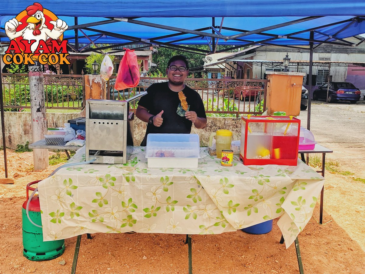 saifulariffin_'s tweet photo. Hi Selamat Malam, ini khas untuk penduduk sekitar Muar. 

Kami ada menjual kudapan: 
Ayam CokCok, Tempe Crispy CokCok, Air Tembikai serta Air Laici. Semua berharga RM 1 sahaja !!

Bertempat di hadapan SMK Tengku Mahkota, waktu operasi: 11.30 pg-5.00 ptg.

Mari Support anak muda. https://t.co/0G5RmKzIoc