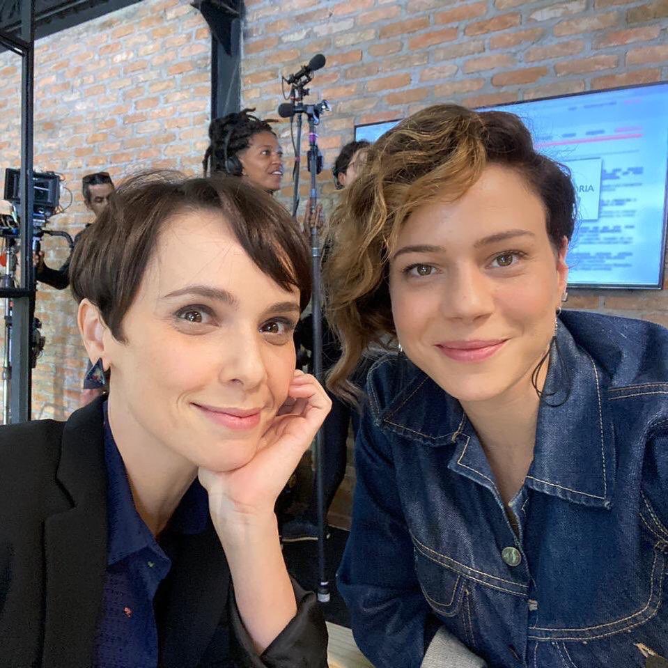 leandraleal's tweet photo. A cada temporada um cabelo diferente kkkkkk, mas o que importa é que Luiza  - e Natalie tb, né, Débora Falabella? 😍 - está voltando pro desespero dos que destroem a natureza. 
#Aruanas, 2a. temporada, já já! ❤👊🏻 https://t.co/NothfZsCWw