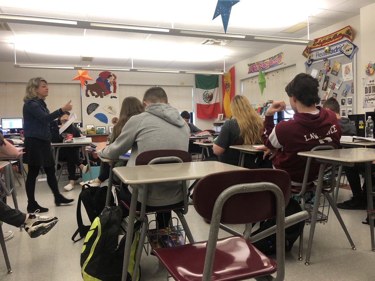 #MrsPetrie is getting students ready for the upcoming quiz. Students are seated facing each other because of the emphasis on speaking in Spanish 5. #engagedclassroom