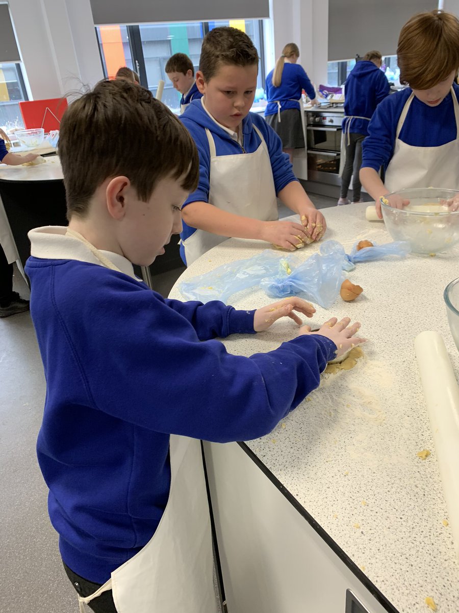 YnysowenPrimary's tweet photo. Year 6 had a fabulous visit to @AfontafHigh for a welsh enrichment day. Pupils listened to the story of Branwen, participated in welsh games, sang welsh songs, created their own coat of arms and made welsh cakes #welshidentity #cynefin https://t.co/CzQEhqDNq2