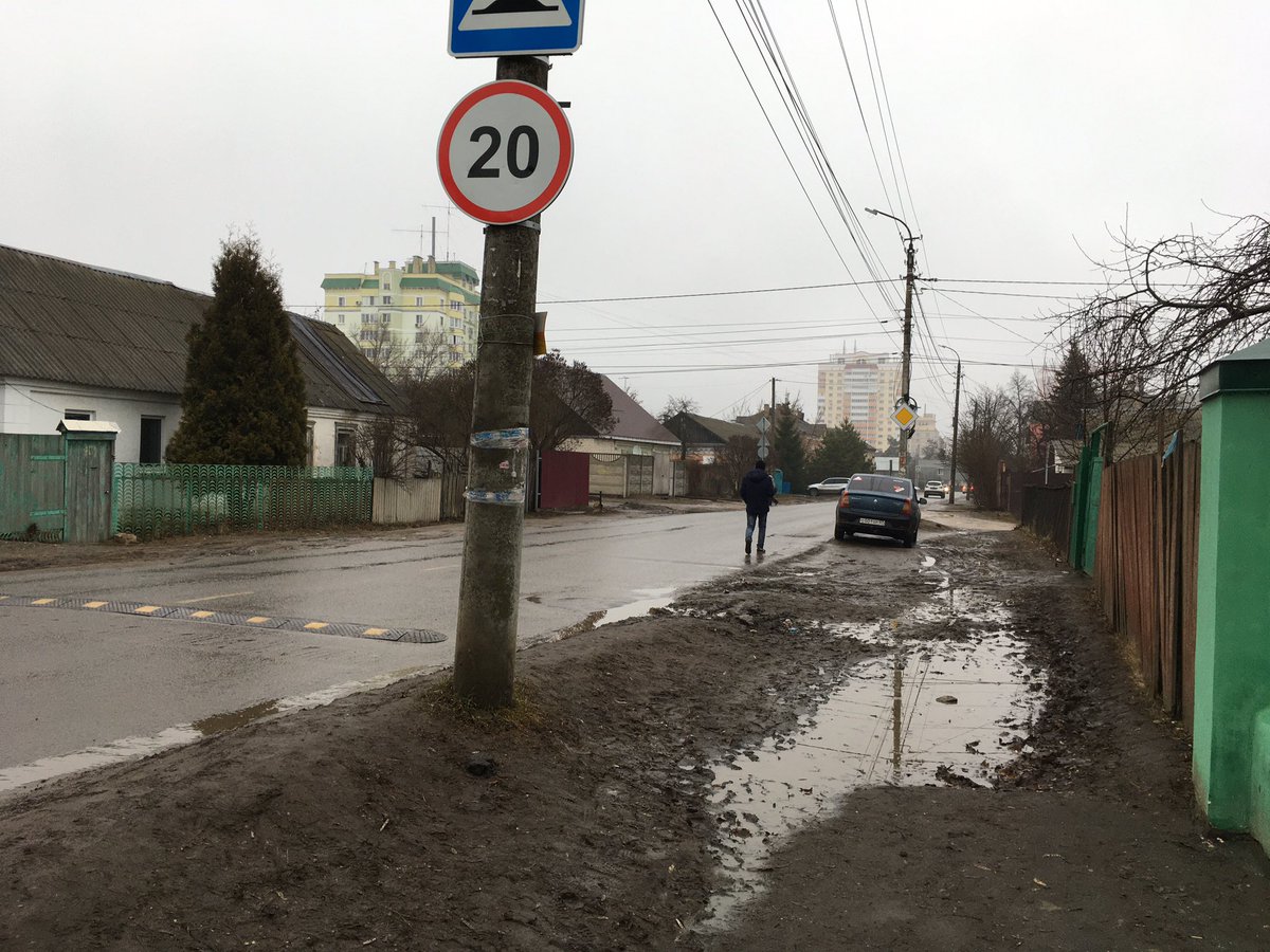 Тротуар есть, но он никому не нужен. Тротуара нет, но он очень нужен. #орел #орлец