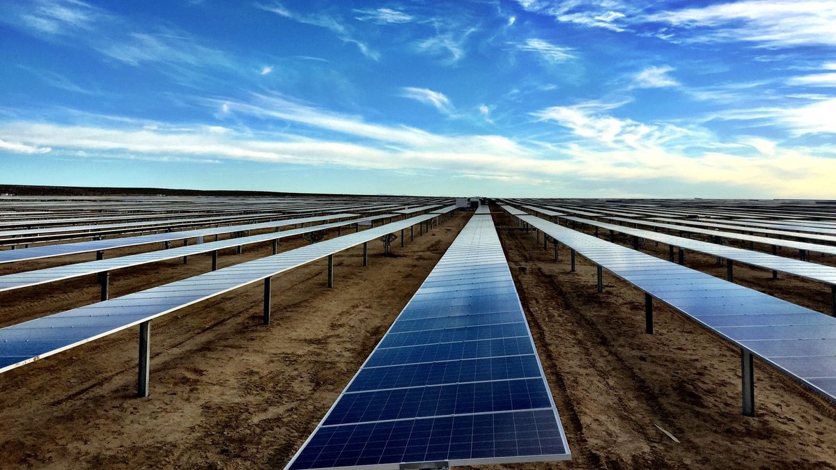 SEIA's tweet photo. #Solar industry leaders: We need your companies to join our letter urging the Trump Administration to #StopSolarTariffs and give us the business certainty to invest billions in the U.S. economy.
Sign on: https://t.co/9jf9QPHHyJ https://t.co/Se3MEUcG0e