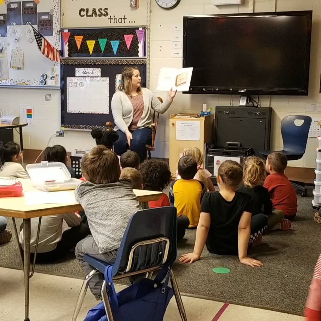 leahb1125's tweet photo. Mrs. Roberts came to kick off Reading Month with us today! #ppsamberly #buildingOURfuture https://t.co/YnHLkUojfY