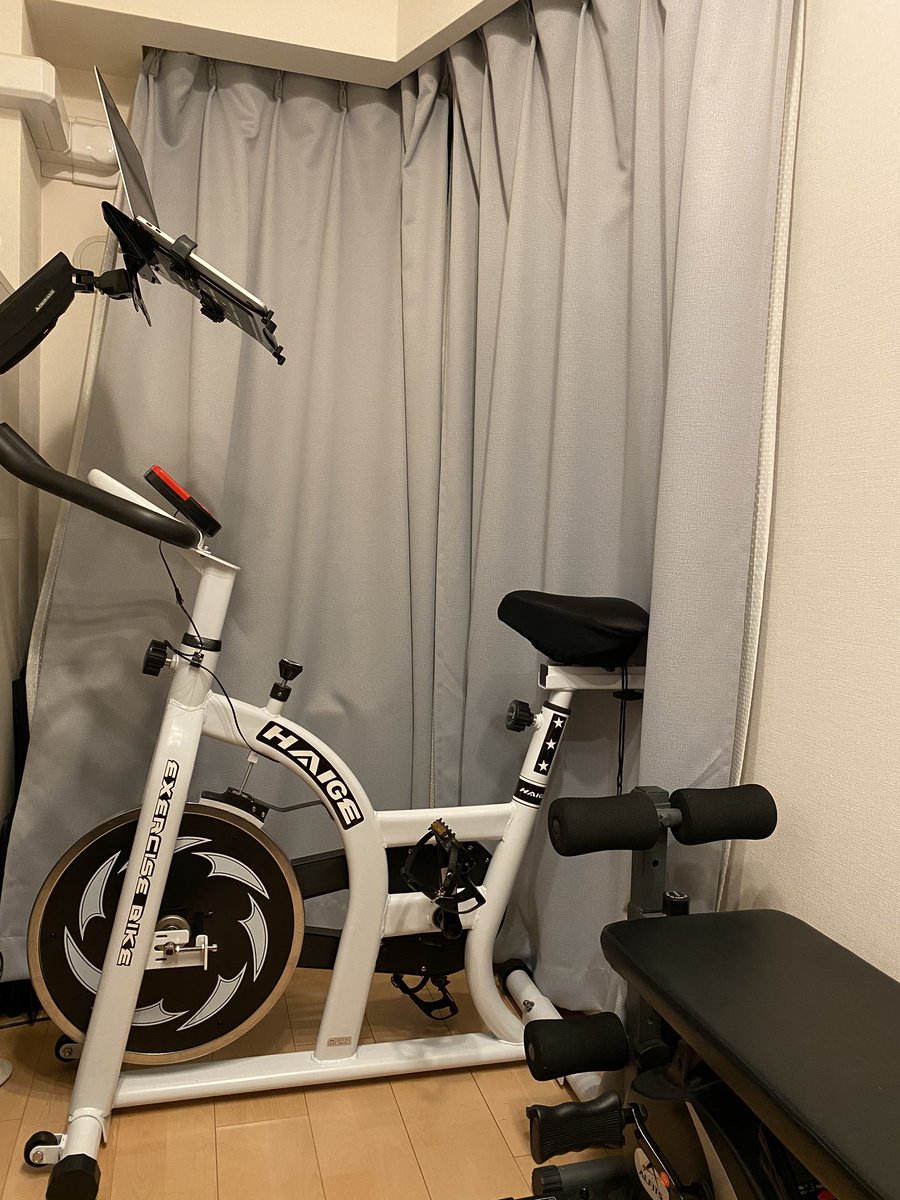 Shin あまり使ってなかったマグネット式のエアロバイクからスピンバイクに変えた バイク漕ぎながらのコーディングは眠くならないし最高です それにしても我が家のリモートワーク環境はいつ見ても整いすぎている ずっと家に居ても全く運動不足に