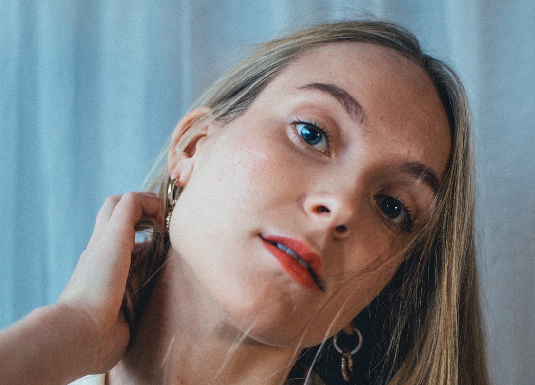 npsmusic's tweet photo. Frida Blomberg er ute med sin delikate og eksperimentelle debutlåt, «Closer» som er denne «Ukens single». Les intervju her: https://t.co/5tdFeEbiVw #ukenssingle #singleoftheweek #fridablomberg #closer #drømmende #eksperimentell #pop #single #kårevestrheim Foto: #isabelleedsmyr https://t.co/gqc7bRP9H5