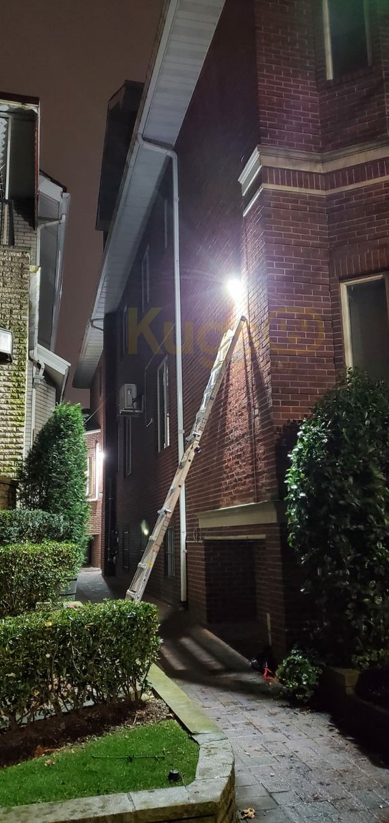 kugspowerny's tweet image. Installed some new LED lights around the front of the house.
#drivwaylights #alleywaylights #ledfloodlight #staysafe #brooklyn