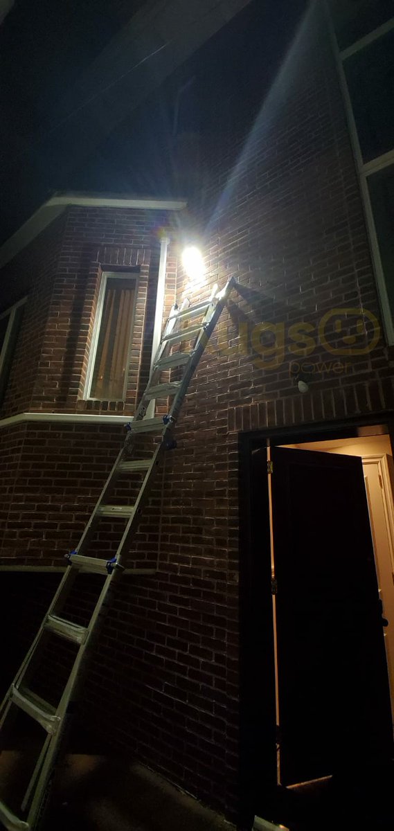 kugspowerny's tweet image. Installed some new LED lights around the front of the house.
#drivwaylights #alleywaylights #ledfloodlight #staysafe #brooklyn